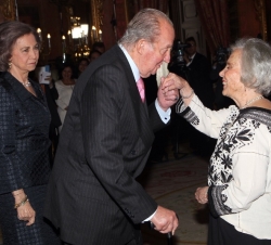 Su Majestad el Rey recibe el saludo de Elena Poniatowska, Premio Miguel de Cervantes 2013, en presencia de Su Majestad la Reina